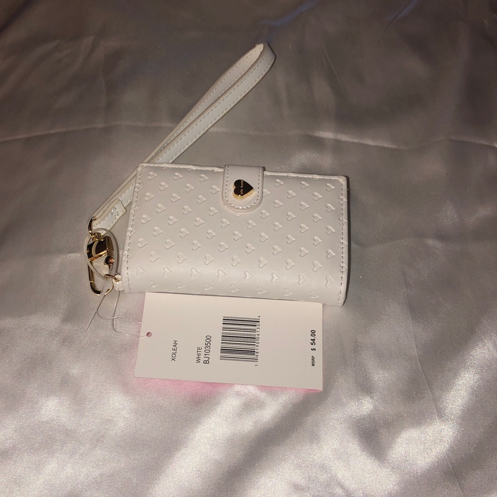 Betsey Johnson XOLEAH White Card Case Wallet Embossed Heart Pattern + Strap NWT - Picture 3 of 16